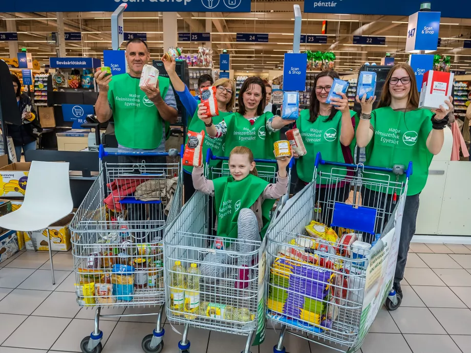 Százezernél több támogatóra számítanak az Élelmiszerbank péntek-szombati gyűjtésén