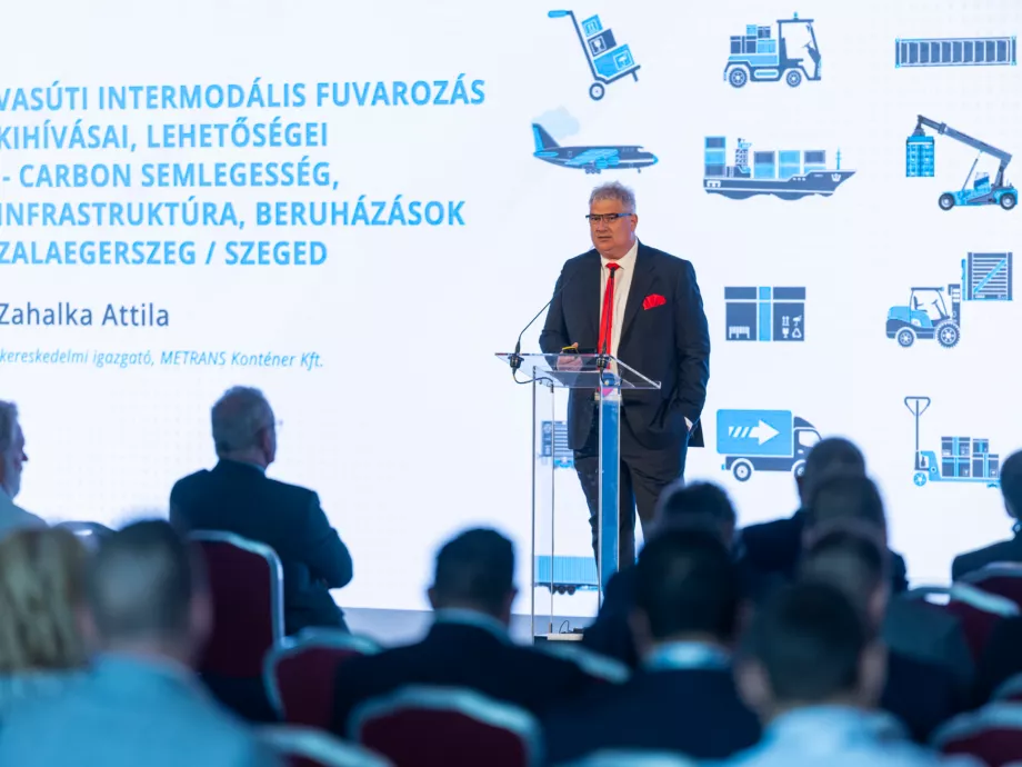 Félmillió négyzetméternyi új vasúti átrakó épül
