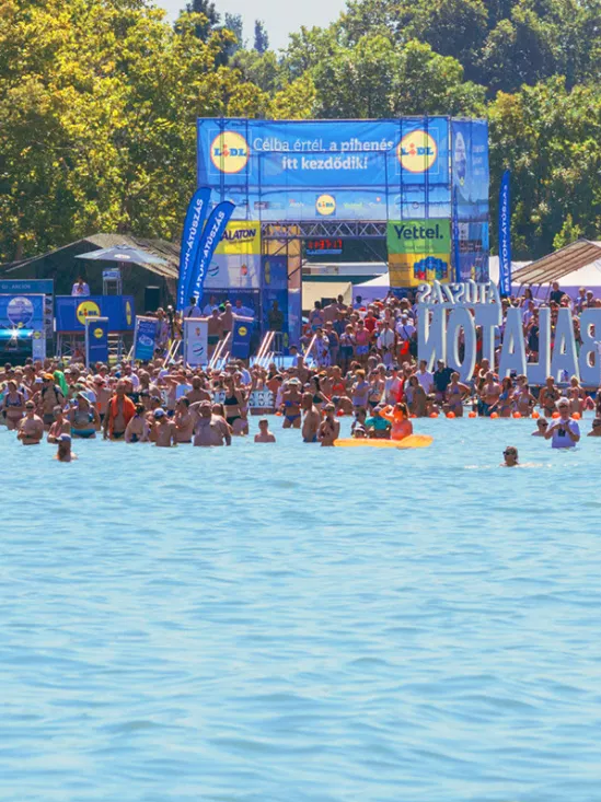 Több mint tízezren rajtolnak a Balaton-átúszáson
