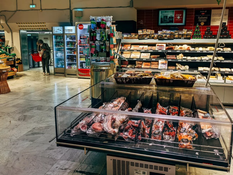A mérséklődés ellenére még mindig bőven két számjegyű a hazai infláció