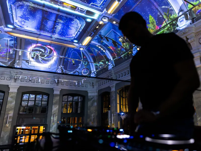 Hétvégente Nyugati Lounge várja a mekizőket DJ-vel, fényfestéssel