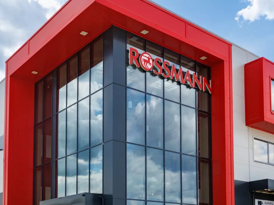 Átadták a Rossmann 20 milliárd forintos logisztikai és irodaközpontját Üllőn
