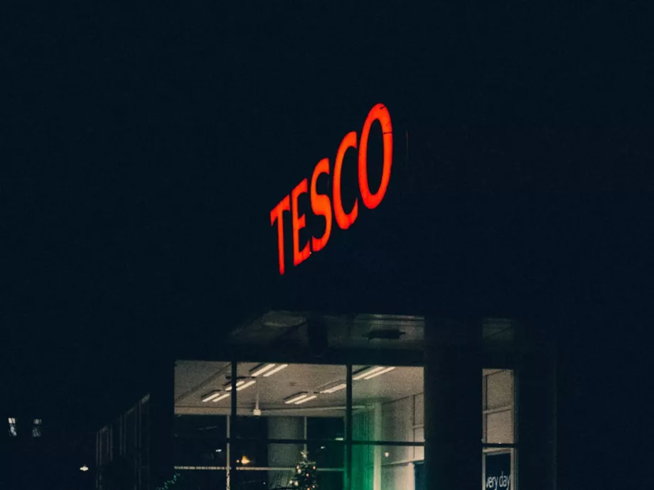 Elképesztő összeget közölt a Tesco