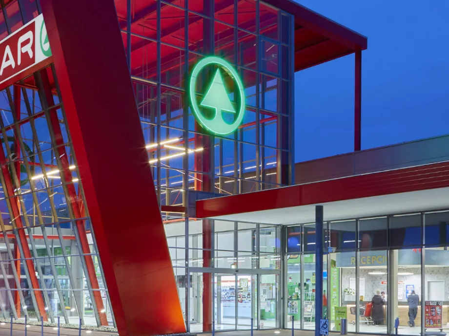 Több mint 1,2 milliárdos korszerűsítés a székesfehérvári INTERSPAR hipermarketben