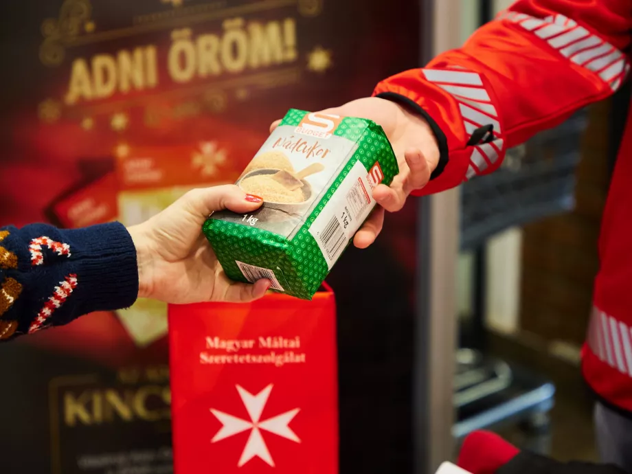 Adni Öröm! – nehéz sorsú embereknek gyűjtenek tartós élelmiszereket a SPAR-üzletekben