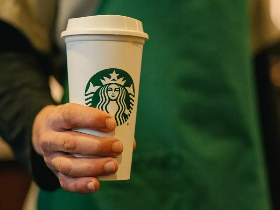 Autós kávézót nyit Magyarországon a Starbucks