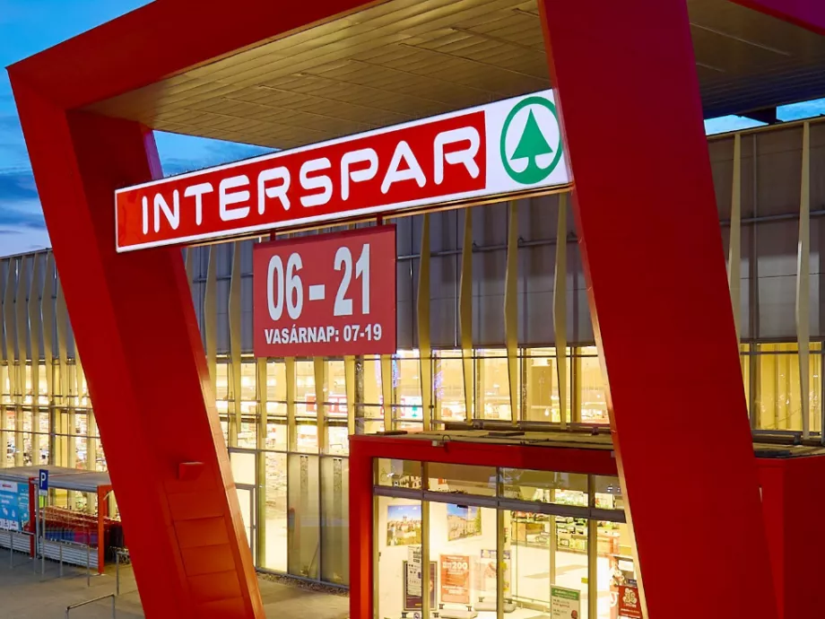 Több milliárd forintos beruházással újult meg három SPAR áruház